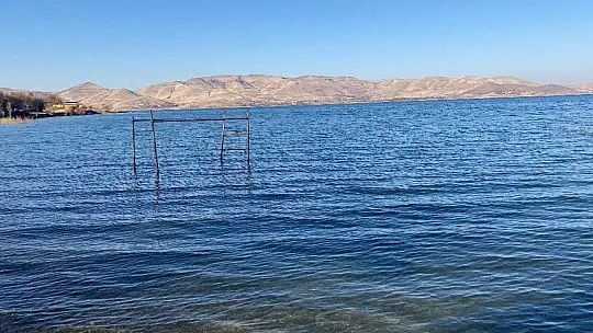 Her yerde baraj ve göllerde su seviyesi düştü, deprem merkezindeki o göldeki yükselme dikkat çekti
