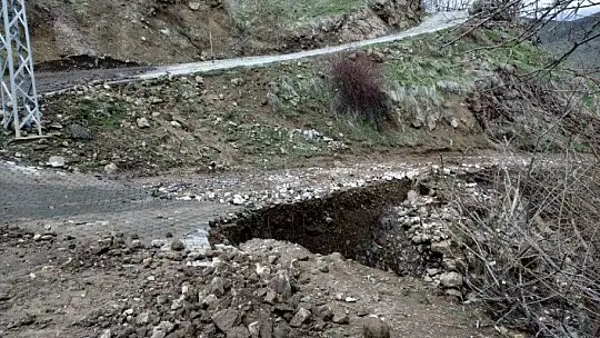 Heyelan nedeniyle kapanan köy yolu, ulaşıma açıldı