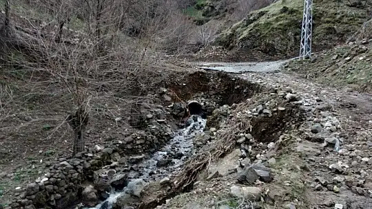Heyelan nedeniyle kapanan köy yolu, ulaşıma açıldı