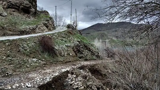 Heyelan nedeniyle kapanan köy yolu, ulaşıma açıldı