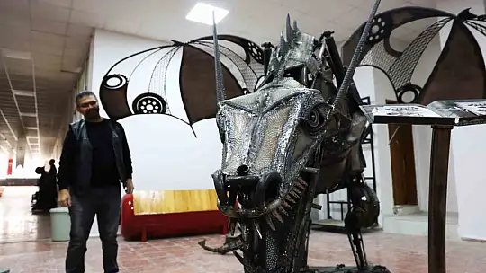Heykel sanatçısı katı endüstriyel malzemelerden dev ejderha heykeli yaptı