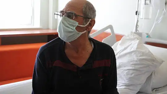 Hıdır Amca, hastanede bayramını kutlamaya gelen sağlıkçıları görünce gözyaşlarına hakim olamadı