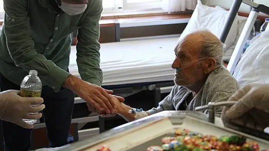 Hıdır Amca, hastanede bayramını kutlamaya gelen sağlıkçıları görünce gözyaşlarına hakim olamadı