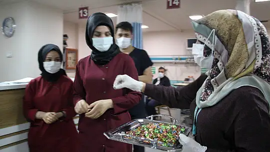 Hıdır Amca, hastanede bayramını kutlamaya gelen sağlıkçıları görünce gözyaşlarına hakim olamadı
