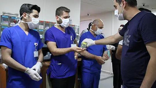Hıdır Amca, hastanede bayramını kutlamaya gelen sağlıkçıları görünce gözyaşlarına hakim olamadı
