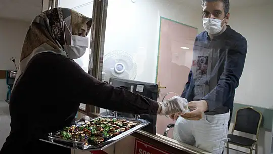 Hıdır Amca, hastanede bayramını kutlamaya gelen sağlıkçıları görünce gözyaşlarına hakim olamadı