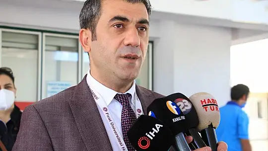 Hıdır Amca, hastanede bayramını kutlamaya gelen sağlıkçıları görünce gözyaşlarına hakim olamadı