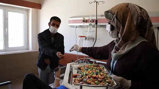 Hıdır Amca, hastanede bayramını kutlamaya gelen sağlıkçıları görünce gözyaşlarına hakim olamadı