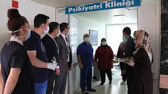 Hıdır Amca, hastanede bayramını kutlamaya gelen sağlıkçıları görünce gözyaşlarına hakim olamadı