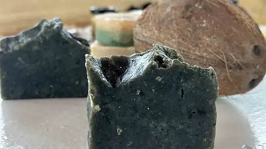 Hindistan cevizinden doğal sabun, sivilce ve lekeleri yok ediyor