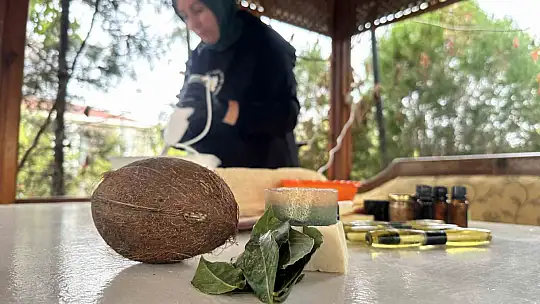 Hindistan cevizinden doğal sabun, sivilce ve lekeleri yok ediyor