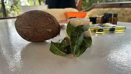Hindistan cevizinden doğal sabun, sivilce ve lekeleri yok ediyor