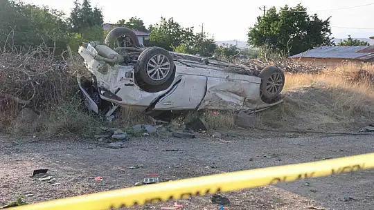 Hızını alamayan otomobil bahçeye uçtu: Olay anı güvenlik kamerasında