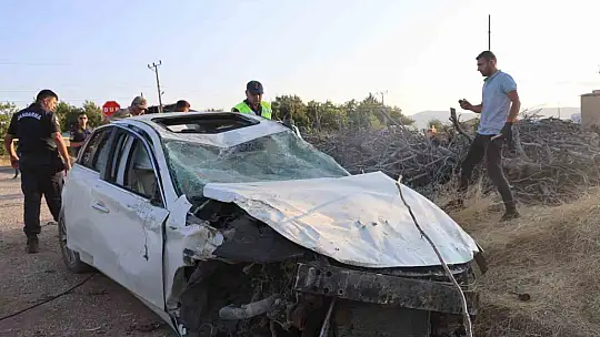 Hızını alamayan otomobil bahçeye uçtu: Olay anı güvenlik kamerasında