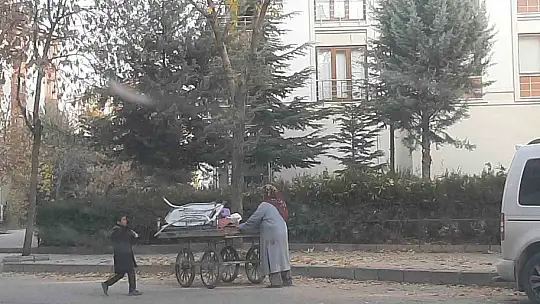 Hurdacılık yapan hasta kadın eşine, torununa ve çocuklarına bakıyor
