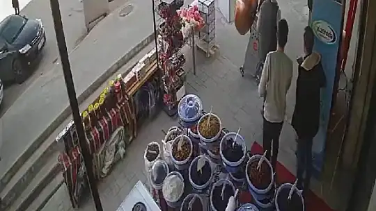 Husumetlisini vurup, bir şey olmamış gibi olay yerinden uzaklaştı