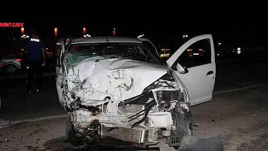İbre 130'da takılı kaldı: Feci kazada 2 kişi yaralandı