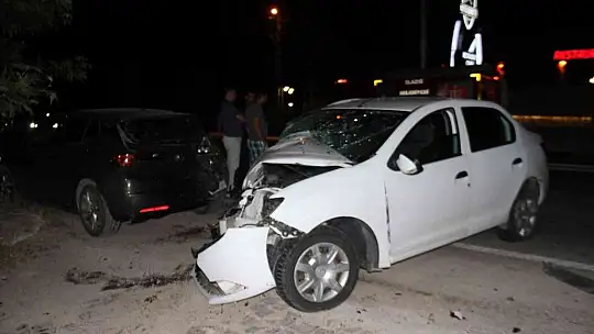 İbre 130'da takılı kaldı: Feci kazada 2 kişi yaralandı