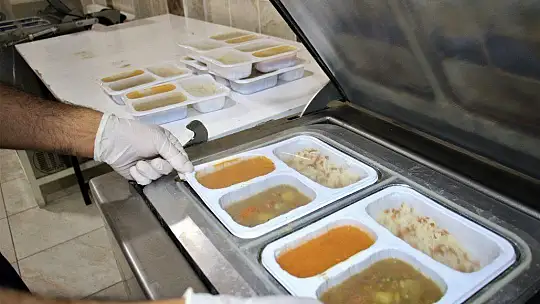 İftar çadırı kurulmadı ama kazanlar ihtiyaç sahipleri için kaynadı