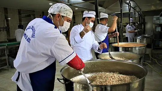 İftar çadırı kurulmadı ama kazanlar ihtiyaç sahipleri için kaynadı