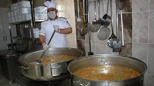 İftar çadırı kurulmadı ama kazanlar ihtiyaç sahipleri için kaynadı
