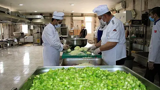 İftar çadırı kurulmadı ama kazanlar ihtiyaç sahipleri için kaynadı