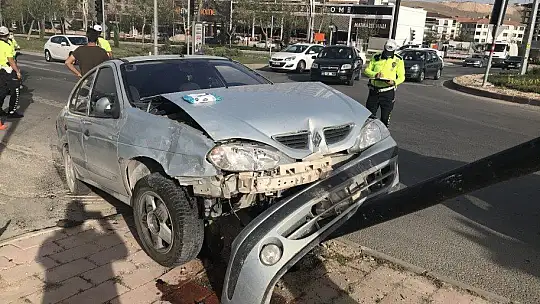 İki araç çarpıştı, biri tabelayı devirdi: 2 yaralı