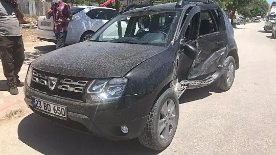 İki araç çarpıştı, sürücülerden biri yaralandı