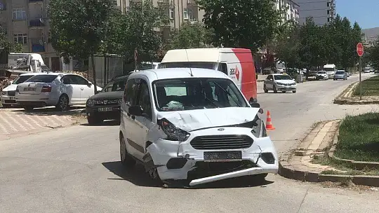 İki araç çarpıştı, sürücülerden biri yaralandı