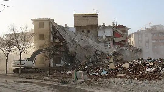 İki depremde 16 bin 773 yapı ağır hasar aldı, 5 bin 664'ünün yıkımı yapıldı