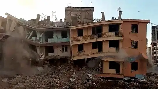 İki depremde 16 bin 773 yapı ağır hasar aldı, 5 bin 664'ünün yıkımı yapıldı
