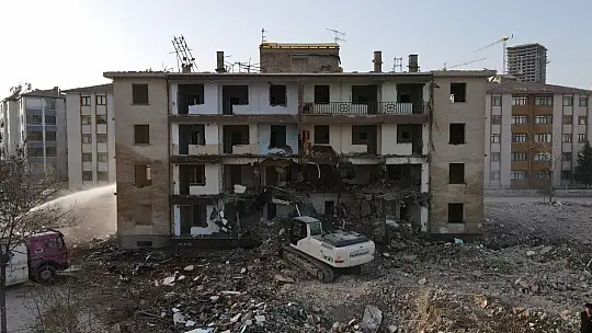 İki depremde 16 bin 773 yapı ağır hasar aldı, 5 bin 664'ünün yıkımı yapıldı