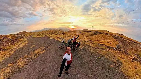İki öğretmen bisikletle 5 günde 450 kilometre yol yaptı: Nemrut ve Göbeklitepe'ye bisiklet ile ulaştı