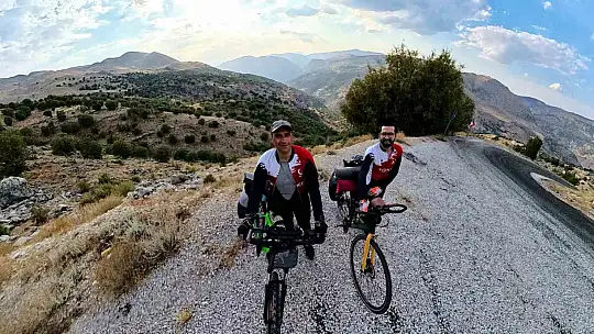 İki öğretmen bisikletle 5 günde 450 kilometre yol yaptı: Nemrut ve Göbeklitepe'ye bisiklet ile ulaştı