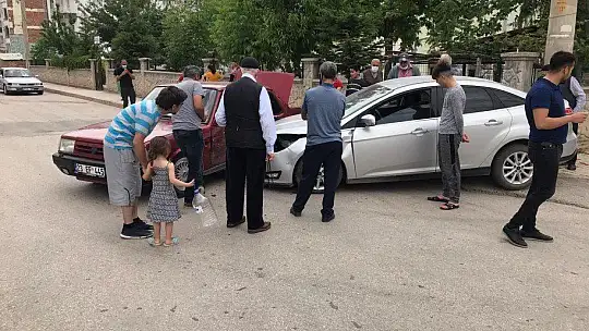 İki otomobil çarpıştı: 1 yaralı