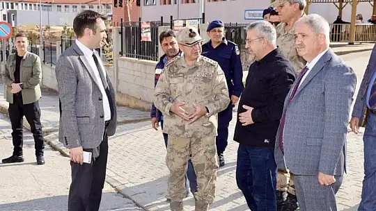 İl Jandarma Komutanı Evren'den 'Güvenli Okul Yolu Projesi' çerçevesinde okullara ziyaret