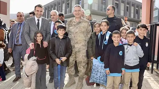 İl Jandarma Komutanı Evren'den 'Güvenli Okul Yolu Projesi' çerçevesinde okullara ziyaret