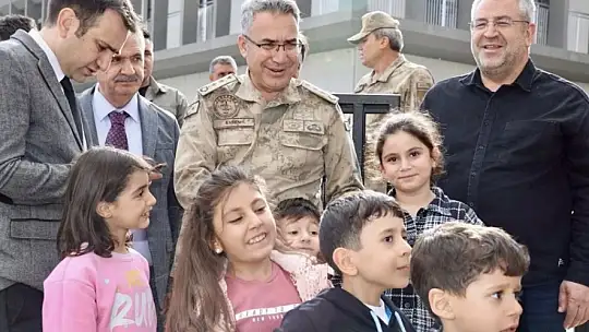 İl Jandarma Komutanı Evren'den 'Güvenli Okul Yolu Projesi' çerçevesinde okullara ziyaret