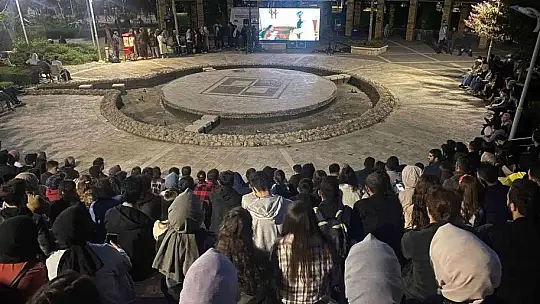 İlk defa gerçekleşen açık hava sinemasına öğrenciler akın etti