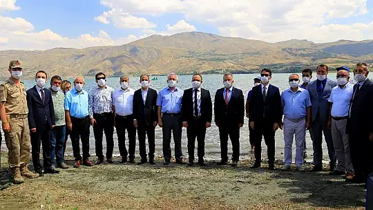 İlk defa üretimi yapılan 420 bin adet siraz balığı, Hazar Gölü'ne bırakıldı
