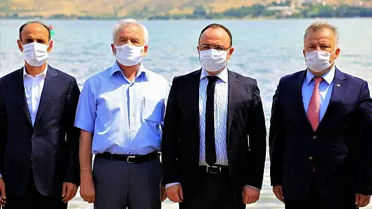 İlk defa üretimi yapılan 420 bin adet siraz balığı, Hazar Gölü'ne bırakıldı