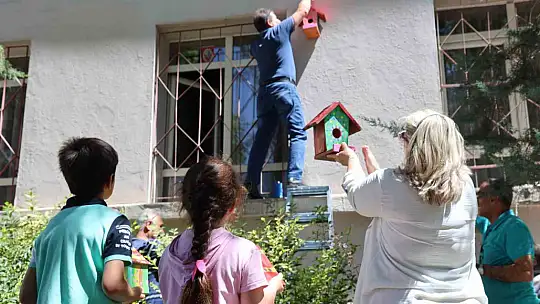 İlkokul öğrencileri sokak hayvanlarının yuvalarını onardı