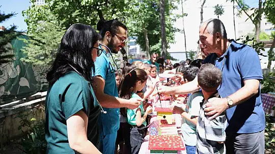 İlkokul öğrencileri sokak hayvanlarının yuvalarını onardı