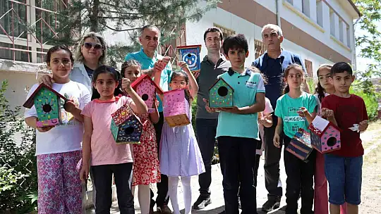 İlkokul öğrencileri sokak hayvanlarının yuvalarını onardı
