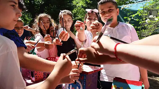 İlkokul öğrencileri sokak hayvanlarının yuvalarını onardı