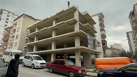 İntihar girişiminde bulunan şahsa çocuktan dikkat çeken öğüt: ''Niye atlıyorsun, orada yanacaksın''
