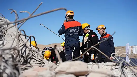 İpekyolu'nda 60 gönüllü ile gerçeği aratmayan deprem tatbikatı