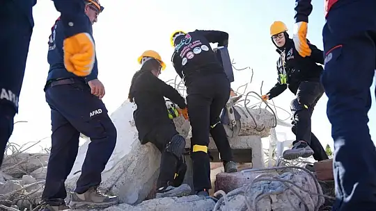 İpekyolu'nda 60 gönüllü ile gerçeği aratmayan deprem tatbikatı