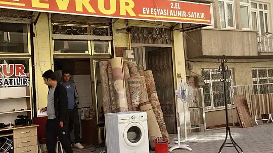 İş yerlerini ikinci el eşyalarla doldurdular, öğrencilerin kente gelmesini beklemeye başladılar