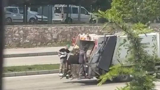 İşini aşkla yapan çöpçüden 'Rock yıldızını' aratmayacak görüntü